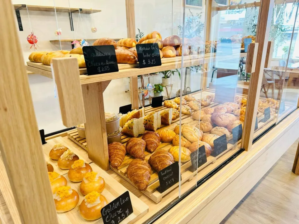 Bàn dài cho khách ngồi ăn tại chỗ